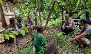 Bripka-Adrianus-G-Suman,-Bhabinkamtibmas-Wae-Ri'i,-Gelar-Patroli-dan-Sambang-di-Desa-Poco