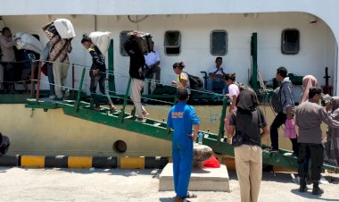 KP3-Laut-Pelabuhan-Reo-Lakukan-Pengamanan-Kedatangan-Kapal-Penumpang-di-Pelabuhan-Reo