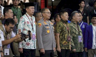 Sambut-Pilkada-Damai-dan-Riang-Gembira,-Kapolda-Bengkulu-Ajak-Kedua-Paslon-Gub-dan-Wagub-Nyanyi-Bareng-di-Malam-Pengundian-Nomor-Urut