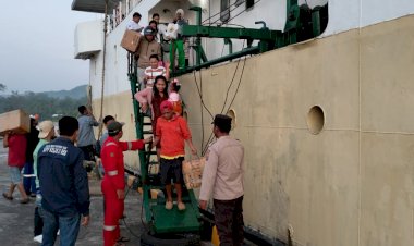 KP3-Laut-Laksanakan-Pengamanan-Kapal-Penumpang-di-Pelabuhan-Laut-Reo
