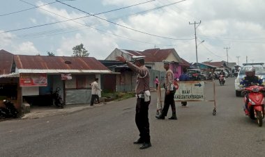 Sat-Lantas-Polres-Manggarai-Gelar-Pengamanan-Lalu-Lintas-di-Depan-Masjid-Baiturahman-Saat-Sholat-Jumat