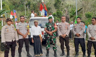 Polsek-Cibal-dan-Babinsa-laksanakan-pengamanan-dan-pengawalan--Perarakan-Patung-Bunda-Maria