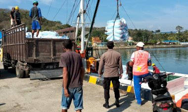 KP3-Laut-Reo-Amankan-Aktivitas-Bongkar-Muat-di-Pelabuhan-Laut-Kelas-II-Reo