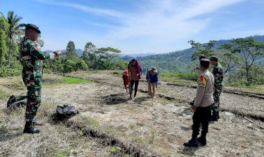Petugas-Bhabin-bersama-tim-Babinsa-melaksanakan-patroli-dan-menyambangi-warga-masyarakat.