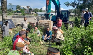 Anggota-Bhabinkamtibmas-mengikuti-Ritual-Adat-Pembukaan-Jalan-Baru-di-Desa-Buar,-Kabupaten-Manggarai