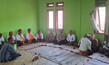 Anggota-Bhabinkamtibmas-memantau-Kegiatan-Caci-Adat-di-Desa-Gapong,-Kec.-Manggarai