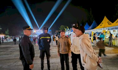 Anggota-Polres-Manggarai-Memastikan-keamanan-di-Festival-Golo-Curu-2024:-Maria-Ratu-Rosari-yang-Berlangsung-Meriah-di-Ruteng