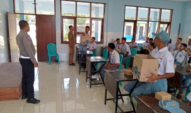 Sat.Lantas-Polres-manggarai-Gelar-Kegiatan-Police-Goes-To-School-di-SMK-St.-Aloysius-Ruteng-Kabupaten-Manggarai