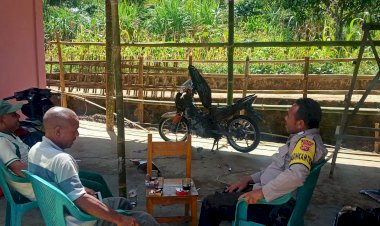 Bhabinkamtibmas-Laksanakan-Patroli-di-Desa-Cumbi-Kabupaten-manggarai,-Berikan-Pesan-Kamtibmas-Terkait-Pilkada-Serentak-2024