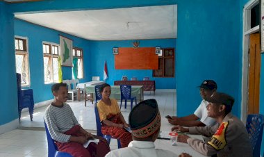 Patroli-dan-Sambang-Bhabinkamtibmas-di-Kantor-Desa-Tengku-Lese,-Kecamatan-Rahong-Utara