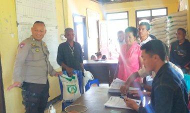 Pengamanan-Pembagian-Beras-di-Desa-Riung-oleh-Petugas-Bhabinkamtibmas