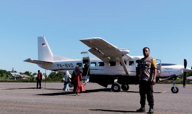 KP3-Udara-:-Pengamanan-Penerbangan-di-Bandara-Frans-Sales-Lega-Ruteng-berlangsung-lancar.