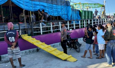 KP3-Laut-Pelabuhan-Reo-Laksanakan-Pengamanan-Kapal-Penumpang-KM.NADELYN--di-Pelabuhan-Laut-Reo
