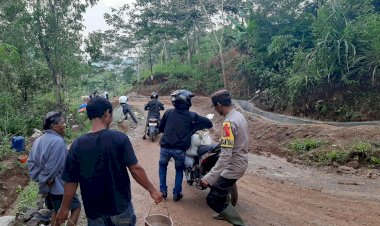 Bhabinkamtibmas-Rahong-Utara-Atasi-Kemacetan-Akibat-Proyek-Drainase-di-Waekang