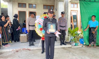 Polres-Manggarai-Gelar-Upacara-Pemakaman-Secara-Kedinasan-untuk-Purnawirawan-SERKA-NIKOLAUS-NUKUL