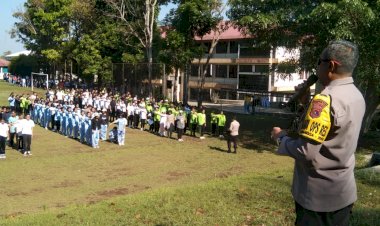 Kasat-Binmas-Polres-Manggarai-pimpin-Pelatihan-Baris-Berbaris-di-Universitas-Katolik-Indonesia-ST.-Paulus-Ruteng