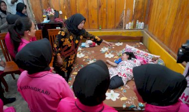 Ketua-Umum-Bhayangkari-Kunjungi-Aiptu-Heri-dan-Anaknya-yang-Terbaring-Sakit