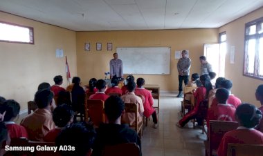 Anggota-Binmas-Polres-Manggarai-Gelar-Sosialisasi-dan-Himbauan-Kamtibmas-di-SMK-Bintang-Timur-Manggarai