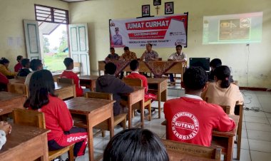 Polres-Manggarai-Gelar-Jumat-Curhat-dengan-Tema-“Jumat-Curhat-Cari-Berkah-Jumat”-di-SMAS-Bintang-Timur