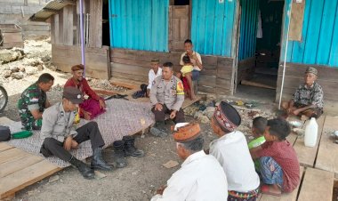 Bhabinkamtibmas-Kec.-Rahong-Utara-Bersama-Babinsa-Memberikan-Himbauan-Pencegahan-TPPO,-HPR,-dan-Pilkada-Damai-2024-di-Desa-Wae-Mantang