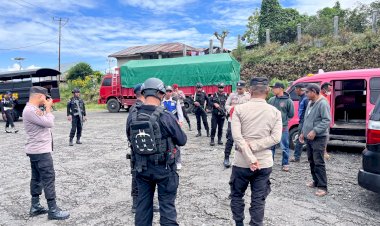 Jaga-Situasi-Kamtibmas-Tetap-Kondusif,-Polres-Manggarai-Bersama-Kompi-2-Yon-B-Pelopor-Gelar-Patroli-Gabungan