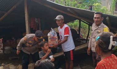 Kapolsek-Reo-Berikan-Bantuan-Sosial-kepada-Korban-Bencana-Alam-di-Kecamatan-Reok