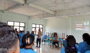 Bhabinkamtibmas-Polres-Manggarai-Gelar-Sosialisasi-Penerimaan-Anggota-Polri-Tahun-2025-di-SMAK-ST-Stefanus-Ketang