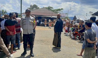 Bhabinkamtibmas-Kecamatan-Cibal-Amankan-Kegiatan-Adat-Penti-Weki-Peso-Beo-Gendang-Weli