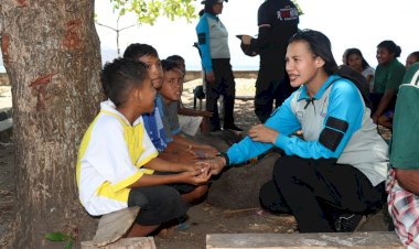 Polwan-Polres-Flotim-Gelar-Trauma-Healing-untuk-Anak-Anak-Korban-Bentrokan-di-Adonara-Barat