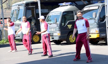 Jaga-Kebugaran-dan-Kesiapan-Fisik,-Polres-Manggarai-dan-Bhayangkari-Gelar-Olahraga-Bersama