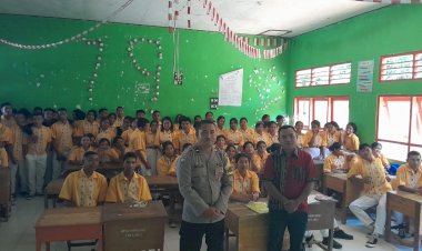 Bhabinkamtibmas-Laksanakan-Giat-Sambang-dan-Sosialisasi-Penerimaan-POLRI-2025-di-SMAN-2-Rahong-Utara
