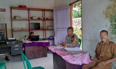 Bhabinkamtibmas-Desa-Dimpong-Gelar-Giat-Sambang-untuk-Kordinasi-Kamtibmas-di-Kantor-Desa-Dimpong