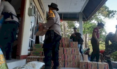 Polres-Flotim-dan-BKO-Brimob-Sikka-Gelar-Bantuan-Kemanusiaan-untuk-Pengungsi-Erupsi-Gunung-Lewotobi