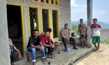 Bhabinkamtibmas-di-Kampung-Dimpong-Laksanakan-Patroli-dan-Himbauan-Kamtibmas-untuk-Pencegahan-TPPO,-HPR,-dan-Kenakalan-Remaja