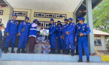 Polairud-Polda-NTT-Salurkan-Bantuan-Sembako-untuk-Pengungsi-Erupsi-Gunung-Lewotobi-di-Posko-Konga