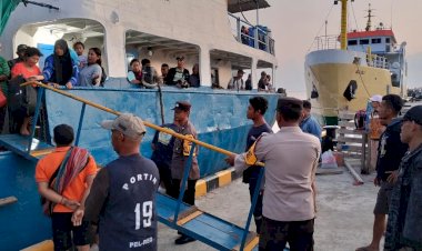 KP3-Laut-Pelabuhan-Reo-Laksanakan-Pengamanan-Kedatangan-Kapal-Penumpang-KM.-Citra-Baru-I