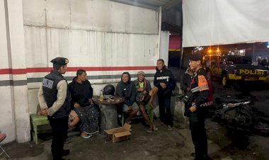 Anggota-Samapta-Polres-Manggarai-Gelar-Patroli-Perintis-Presisi-untuk-Menjaga-Kamtibmas-Malam-Hari-di-Kota-Ruteng