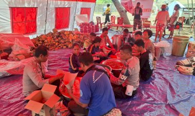 Kepedulian-Personel-Polres-Flores-Timur-dan-BKO-Polda-NTT-di-Tengah-Kepanikan-Pengungsian-Akibat-Erupsi-Gunung-Lewotobi