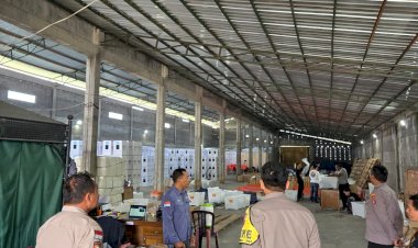 Kabagops-Polres-Manggarai-Cek-Kelengkapan-Logistik-Pilkada-Manggarai