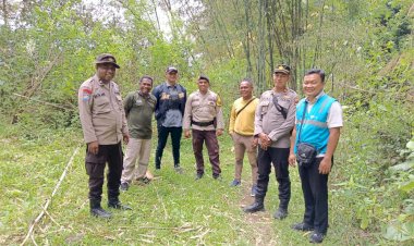 Kapolsek-dan-Bhabinkamtibmas-Kec.-Satarmese-Mendampingi-Survei-Jaringan-Listrik-Oleh-Tim-PLN-di-Kecamatan-Satarmese