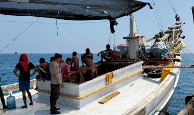 KP3-Laut-Laksanakan-Pengamanan-Aktivitas-Bongkar-Muat-di-Pelabuhan-Laut-Kelas-II-Reo-Aktivitas-Berlangsung-Lancar