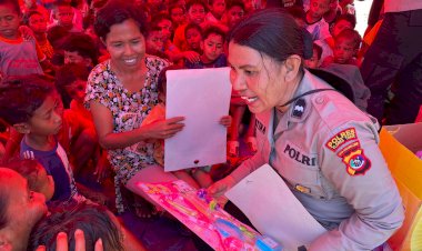 Kapolres-Flotim-Bersama-Bhayangkari-Hadirkan-Keceriaan-bagi-Anak-Korban-Erupsi-Lewotobi