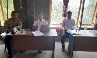 Bhabinkamtibmas-Melaksanakan-Giat-Sambang-dan-Kordinasi-Kamtibmas-di-Kantor-Desa-Benteng-Tubi,-Poka