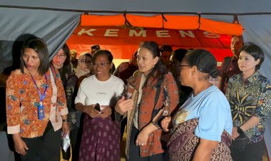 Bawa-Keceriaan-di-Tengah-Duka,-Ketum-Bhayangkari-Hibur-dan-Berikan-Mainan-untuk-Anak-Anak-Korban-Erupsi-Gunung-Lewotobi