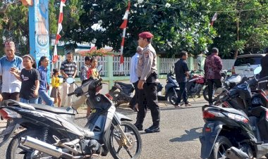 Polsek-Reo-Gelar-Pengamanan-Misa-Minggu-di-Gereja-Paroki-Sta.-Maria-Ratu-Rosari