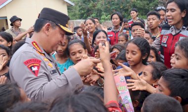 Tinjau-Posko-Pengungsian-Lewolaga,-Kapolri-Semangati-Lansia-yang-Sakit