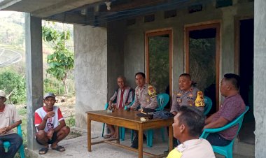 Kapolsek-Reo-pimpin-Kegiatan-Jumat-Curhat-di-Kampung-Nunang