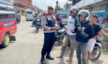 Sat.-Samapta-Polres-Manggarai-Laksanakan-Patroli-Dialogis-dan-Pengaturan-Lalu-Lintas-di-Kota-Ruteng