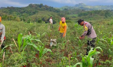 Bhabinkamtibmas-Sambangi-Warga-di-Dusun-Satar,-Bangka-Kenda,-Wae-Ri'i,-Manggarai