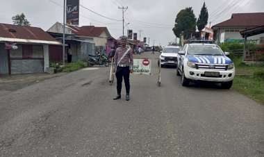 Sat-Lantas-Polres-Manggarai-Gelar-Pengamanan-dan-Pengaturan-Lalu-Lintas-di-Depan-Masjid-Baiturahman-Saat-Sholat-Jumat